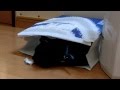 クロネコが佐川の袋で遊ぶ