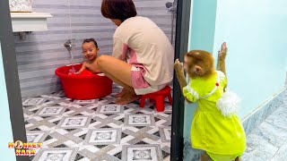 Monkey Kaka helps mom buy baby shower gel for baby Diem