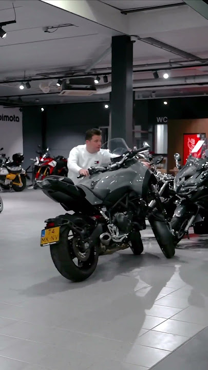 3 wheeled bike with 4 shockers in front💯 |Yamaha NIKEN 🔝| Showroom | Walk-around |Best Balancing
