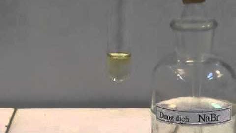 Nước clo tác dụng với dung dịch natri bromua