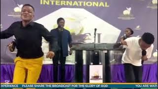 Kwenza Cele & Chawe Mdhletshe - Abanye bayombona abanye bafis' ukumbona (Chorus Thomoyi)