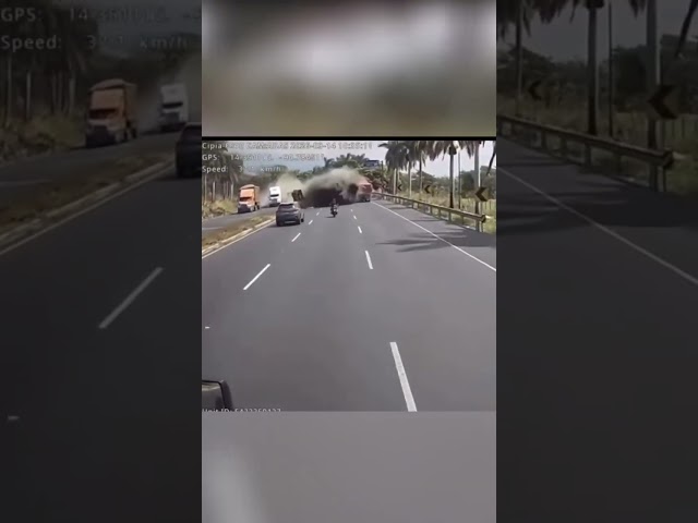 Tráiler sin frenos arrasa con varios autos