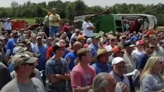 200 farmers stay silent during auction so man can buy back his beloved family farm