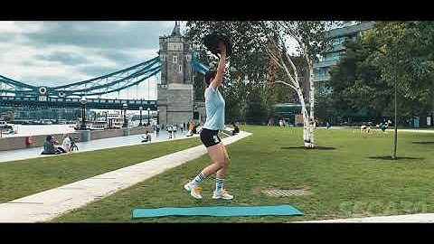 AFUNDO REVERSO COM AS MÃOS ACIMA DA CABEÇA COM SOBRECARGA - SECA30