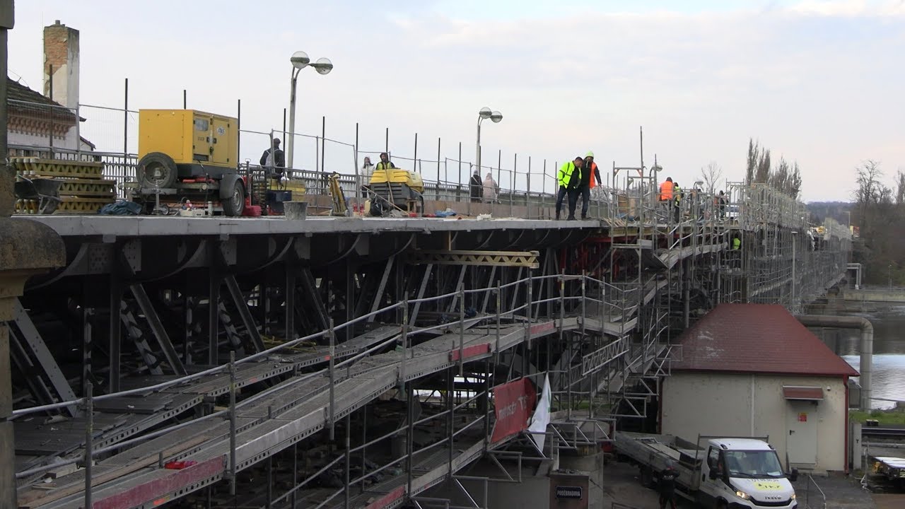 ROUDNICE N. L.: Rekonstrukce mostu Ervína Špindlera se o měsíce prodlouží