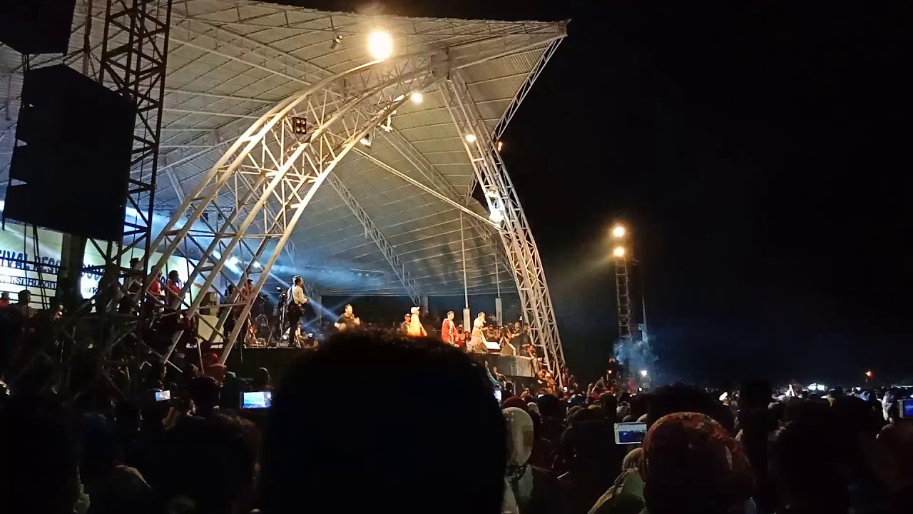 Konser syantik Aulia di Pasar Wajo, Takawa - YouTube