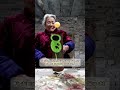 Đôi tay già nua này đã ngồi cả buổi chiều, chỉ mong làm được thứ gì đó khiến các con vui