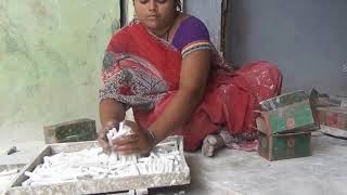 Как делают мелки для школ в Индии  Производство мела и работа с белым мелом