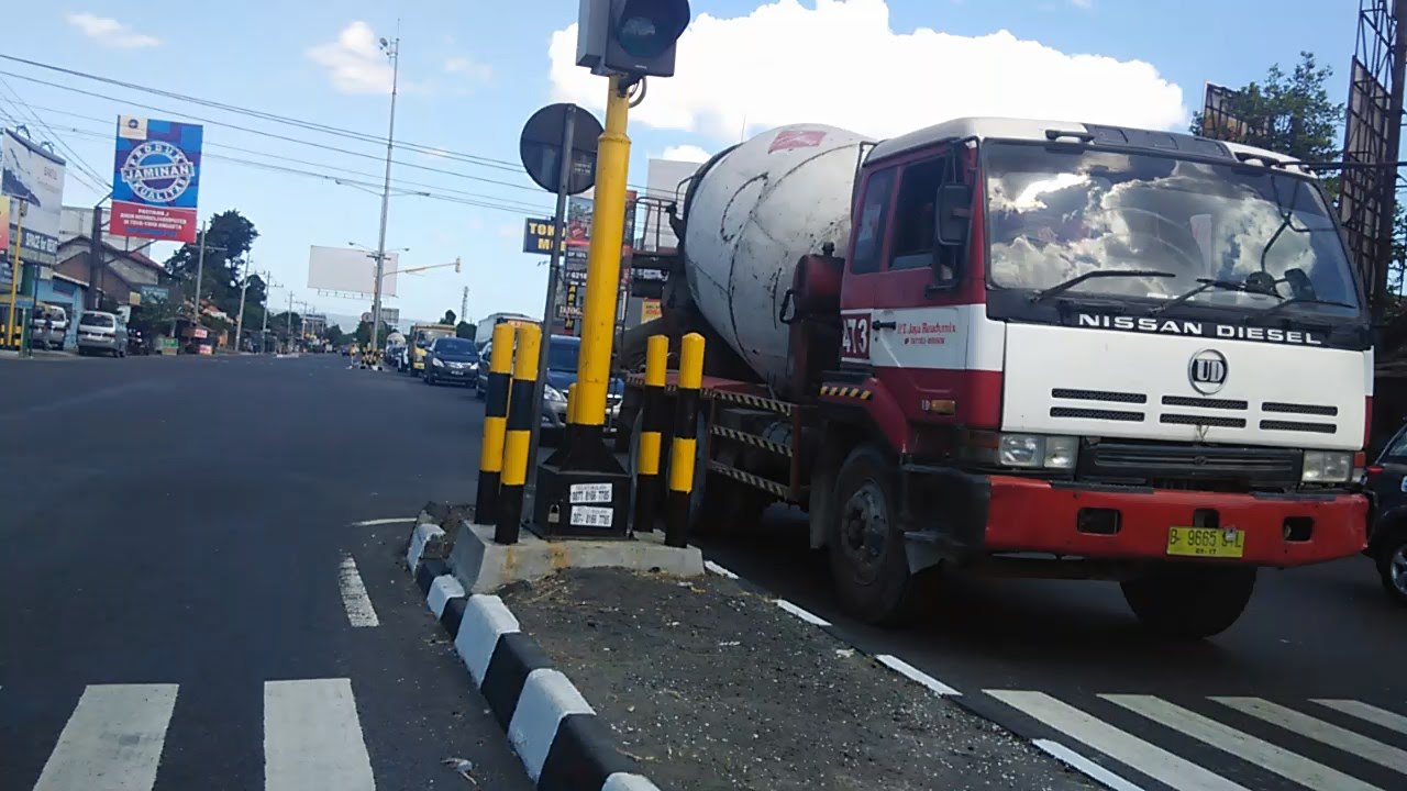  Molen  Truck PT Jaya Readymix di Jl Ring Road Timur 