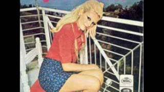 Video thumbnail of "Ajda Pekkan - Dünya Dönüyor (1968)"