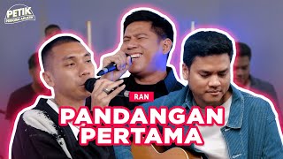 Pandangan Pertama - RAN Ft. Indomusikteam | PETIK