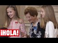 El gesto de la princesa Leonor y la infanta Sofía al acompañar a una mujer de 107 años a su asiento