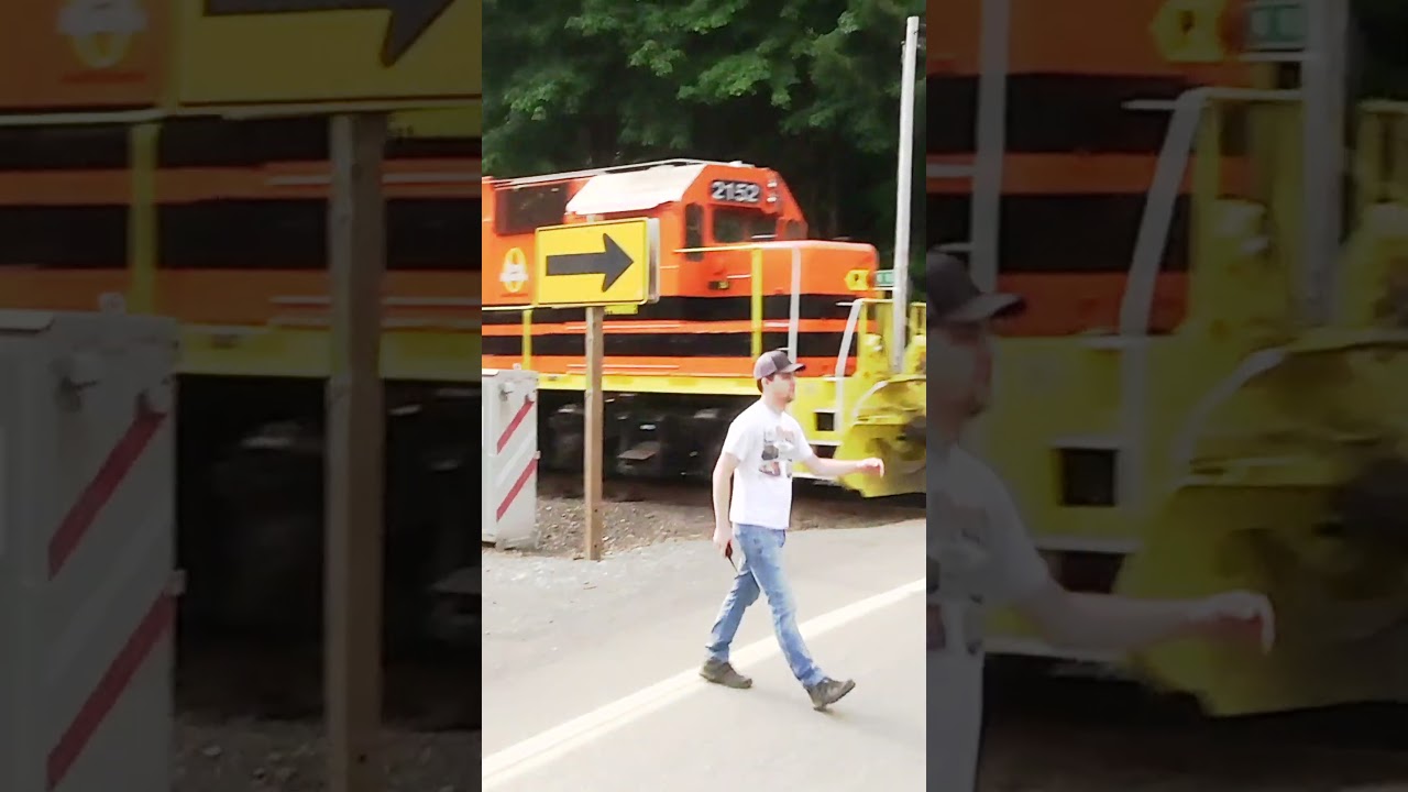 ДИКИЙ! Поезд сошел с рельсов на камеру | 