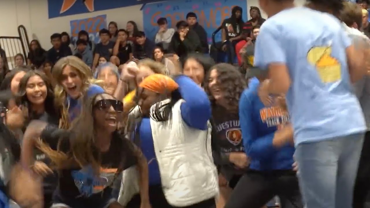 叫べ アメリカの全校集会が完全にお祭り状態だったww 部活動もサクッと紹介 Youtube 叫べ アメリカの全校集会が完全にお祭り状態だったww 部活動もサクッと紹介 Youtube