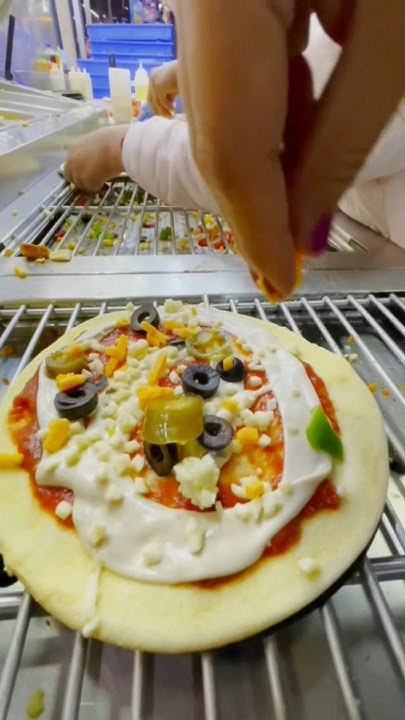 Aaj meine Dominos mei KHUD Pizza banaya!😄shorts viral viralvideo 