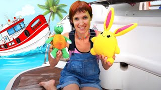 ¡El conejito Lucky y otros juguetes peluches disfrutan del paseo en barco! Videos para niños