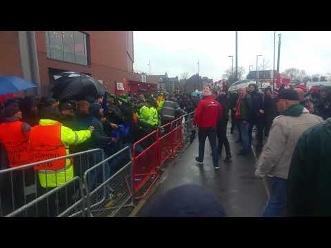 Schermaglie tra i tifosi di Roma e Liverpool all'esterno del settore ospiti di Anfield