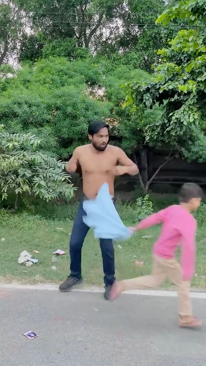 Itni speed se kon bhag raha hai #comedy #funny #youtubeshorts #shorts #shortsfeed