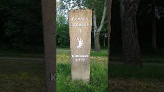 Gedenkstein an der Bundesstraße 1, 878 km Hildesheim bis Königsberg Ostpreußen (st 1946 Kaliningrad)