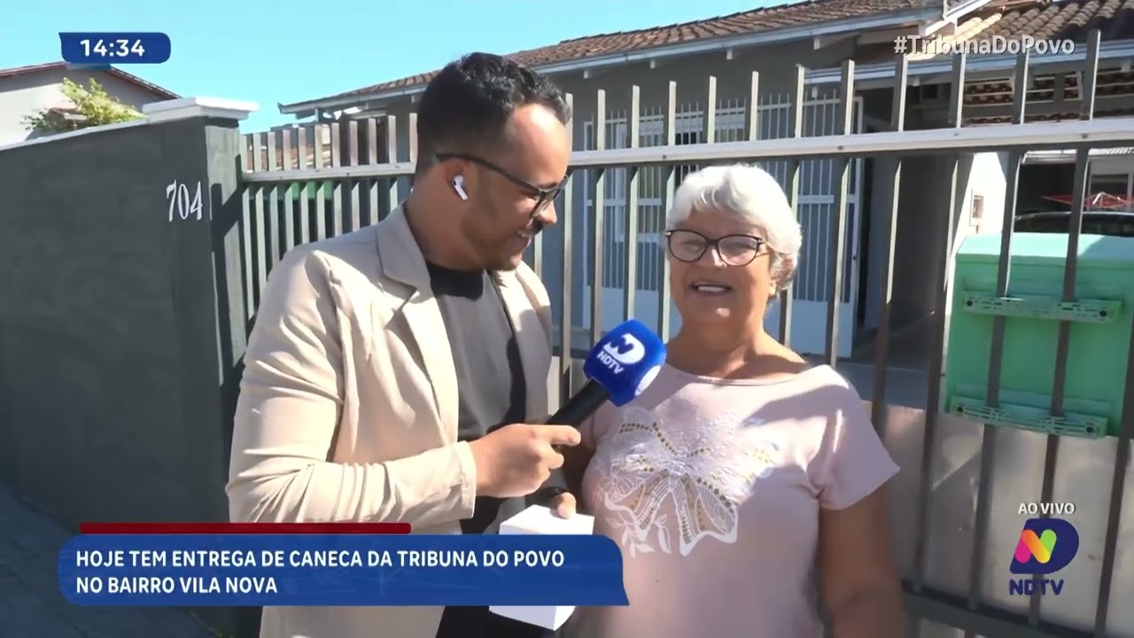 Moradora do Vila Nova recebe caneca da Tribuna do Povo nesta quarta