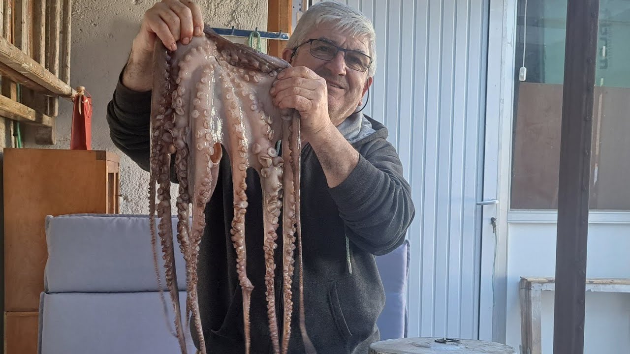  Επίκαιρο. Πώς ψήνω χταπόδι ξυδάτο σε γάστρα στην αυτοσχέδια ξυλοσόμπα. Μη χάσετε λεπτό από το β... 