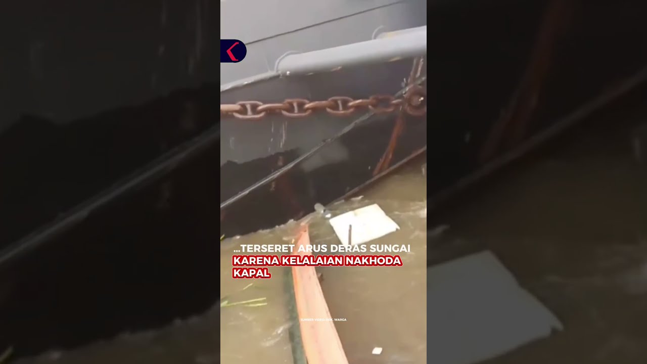 DETIK-DETIK KAPAL TONGKANG TABRAK RUMAH WARGA DI PINGGIRAN SUNGAI MUSI