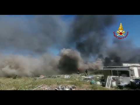 (VIDEO) Selargius, vasto incendio intorno all'esterno del campo rom
