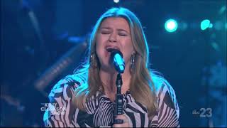 Kelly Clarkson Sings 