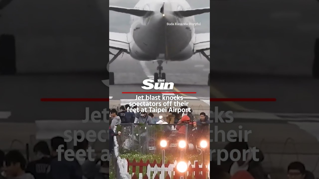 Powerful Jet blast knocks spectators off balance at Taipei Airport