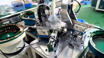 Automatic screwing machine