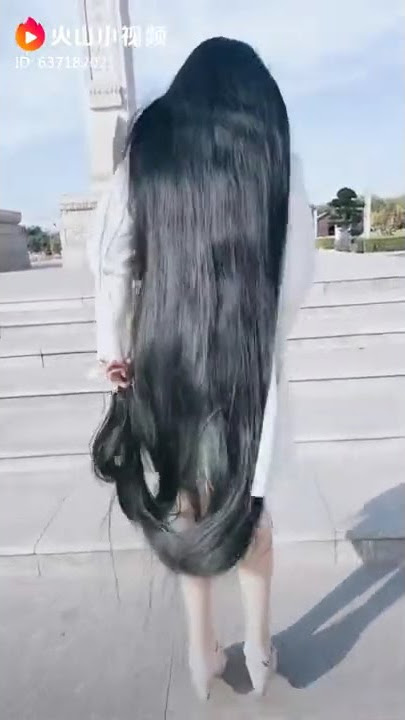 Gadis Rambut Panjang Main Di Tangga