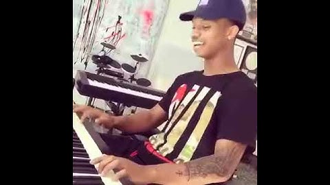 talented dude make a beat and freestyle jump to the pool😂