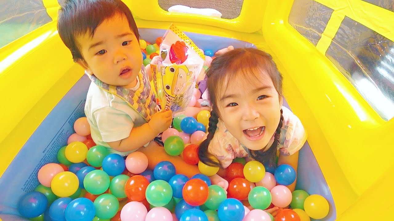 あさひとぎんたのボールプールあそび Kan & Aki family fun - YouTube
