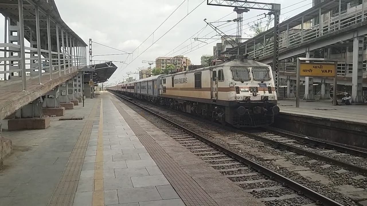 Finally 14708 Dadar Lalgarh Ranakpur Express with BRC WAP 7 arrives at ...