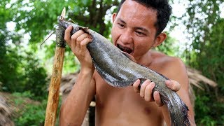 Primitive Technology : Fishing Biggest CATFISH by Spear in Pond - How to Cook Catfish Soup Recipe