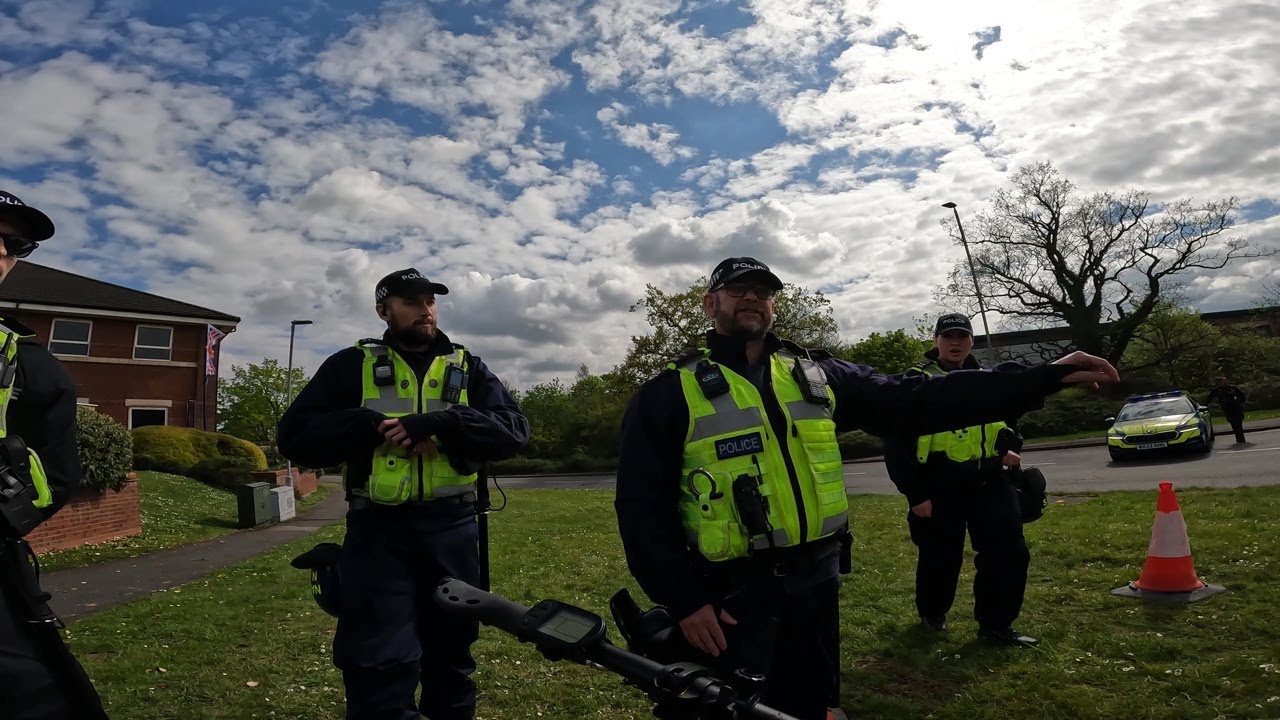 Если вы поднимете свой дрон отсюда, то будете арестованы в соответствии с разделом 14 Закона об о...