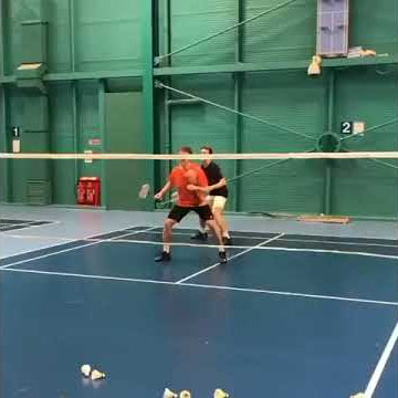 Posisi yang benar bermain badminton ganda