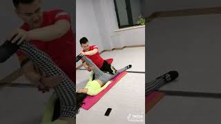 【TikTok】喘ぎ声を出しながらトレーニングする女性