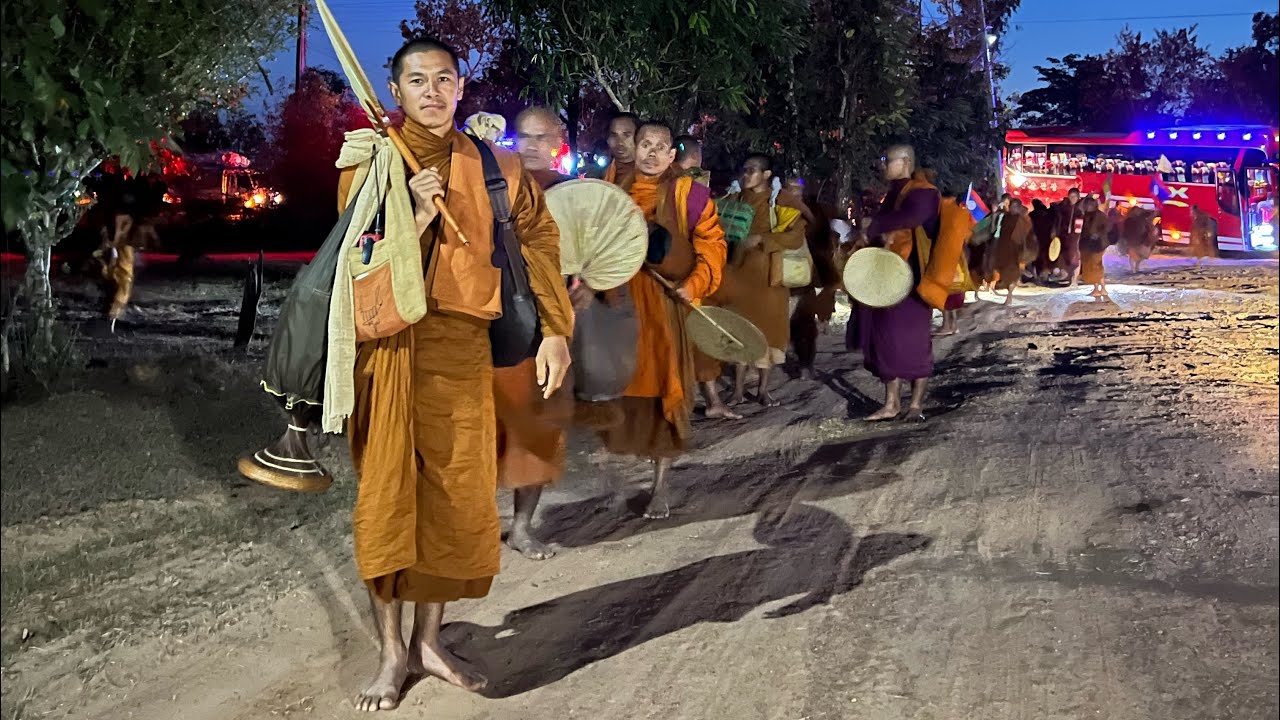 แม่ย่าพาทำบุญต้อนรับปีใหม่