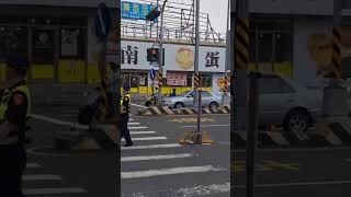 忠傳媒新聞(記者陳文娟/屏東分局報導)928連假到光復節交通順暢有感屏警以行動實踐屏安護民光復節連假,屏警持續秉持「預警部署,彈性調度,機動應變」三大原則,以創新手段結合智慧科技與人力調配