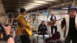 U2 faz Surpresa no metrô (Com Jimmy Fallon)