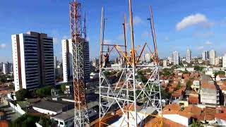 Torre autoportante 85 metros sendo montada. Empresa Metalúrgica Janutt.