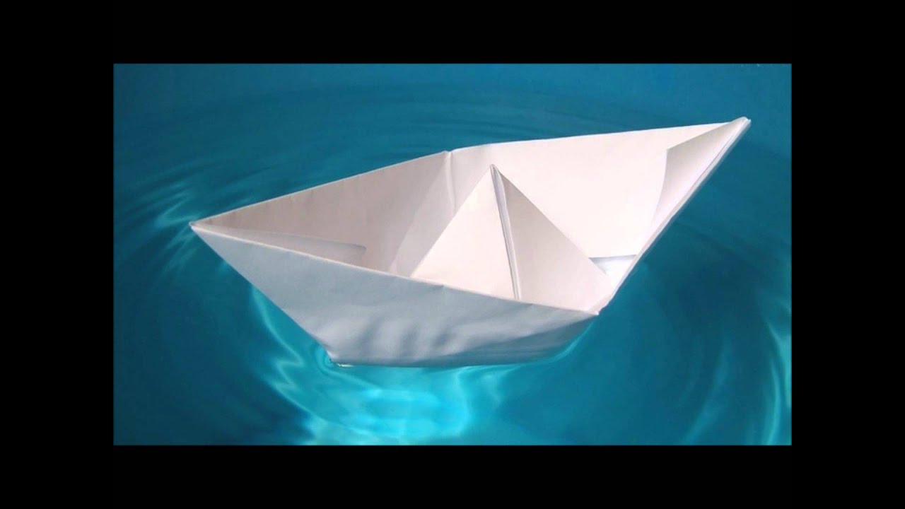 Кораблик из бумаги вода. Бумажный кораблик. Лодочка из бумаги. Бумажный кораблик в тазике. Бумажный кораблик в тазике с водой.