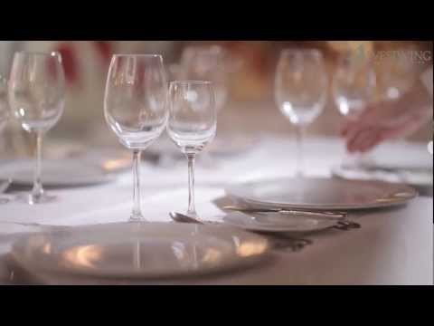 Wideo: Jak Nakryć Stół W Restauracji