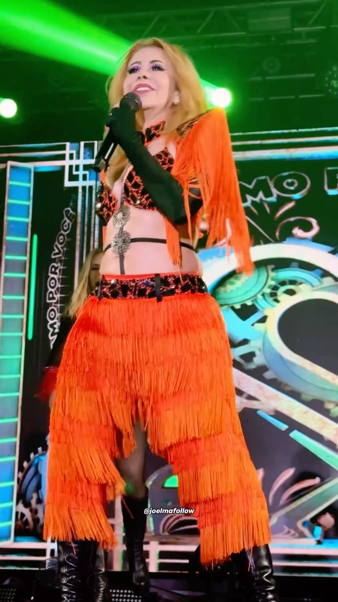 Joelma usa figurino de franjinhas