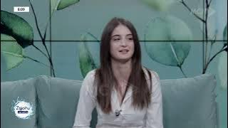 “Vajza me kapele”, kush është bukuroshja që rrëmbeu vëmendjen me zërin e saj