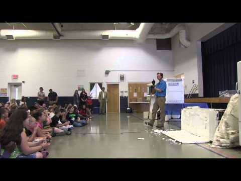 filet-o-fridge-recycling-demonstration-at-avery's-creek-elementary-school