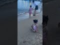 Em bé tắm biển quê