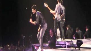 Jonas Brothers - "Intro(we will rock you 'the Queen') & Paranoid" @Milan