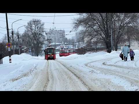 Снег засыпает машины и здания. Занятия в школах Ульяновской области отменены